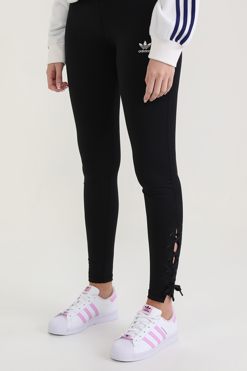 תמונת כל הלוק של נעלי סניקרס סופרסטאר טבעוניות